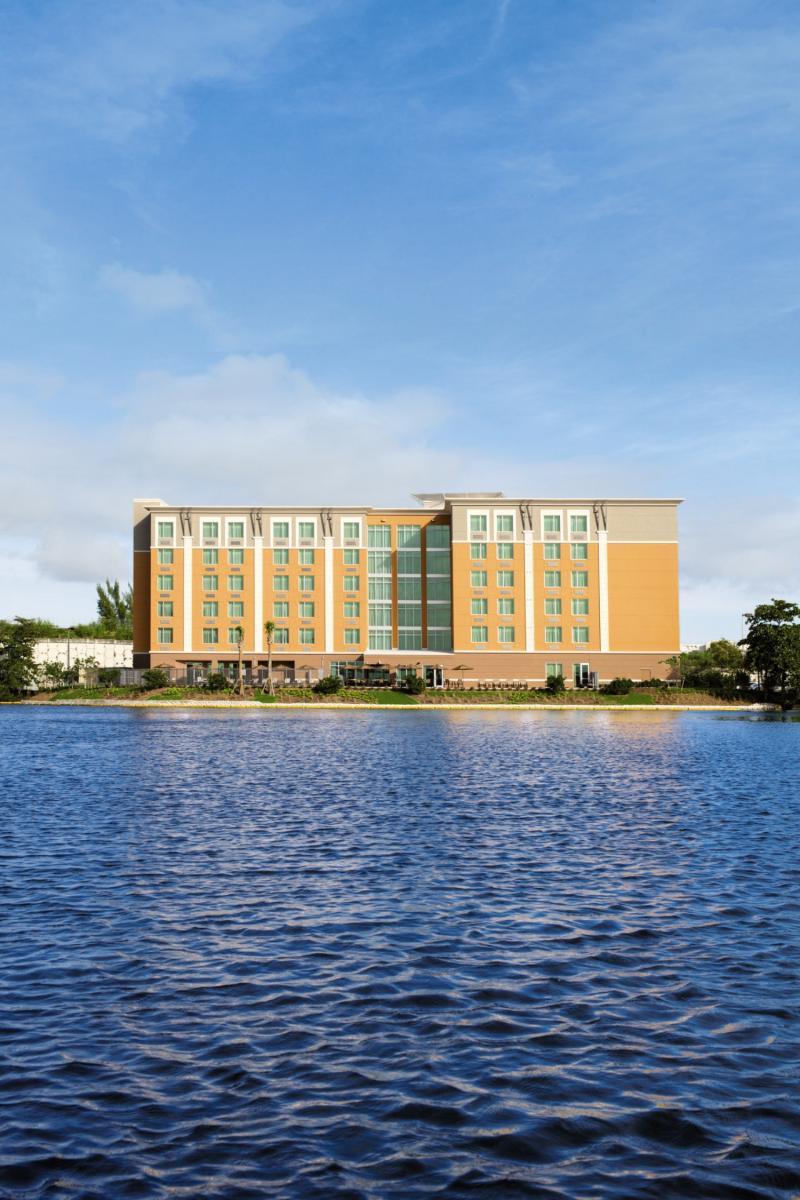 Holiday Inn Express Miami Airport-Blue Lagoon Area By Ihg Miami Springs Екстериор снимка